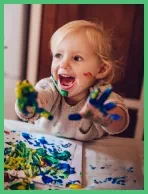 Dziecko bawiące się farbami